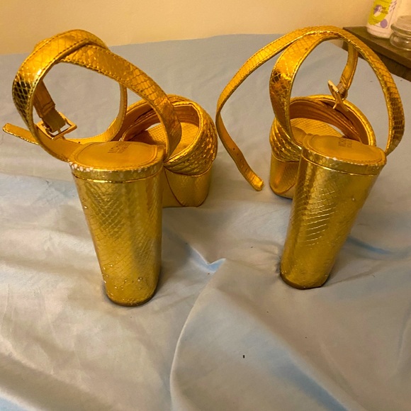 Michael Kors Gold pump sandal! - Picture 3 of 3